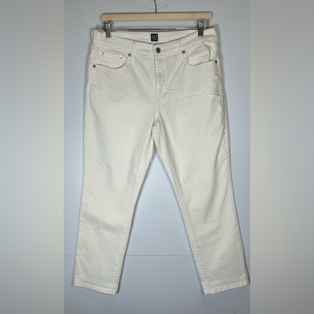 GAP Women's White Straight Jeans. Size 30